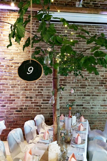 Tischnummer Holzscheibe hängend