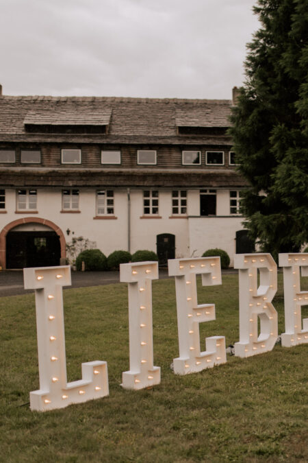 Leuchtbuchstaben LIEBE